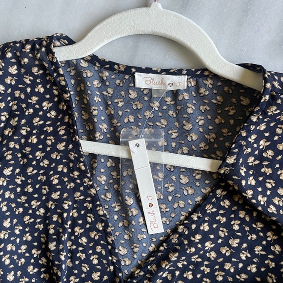 Flowy Tie-Back Shortsleeve Blouse - Picture 2 of 6